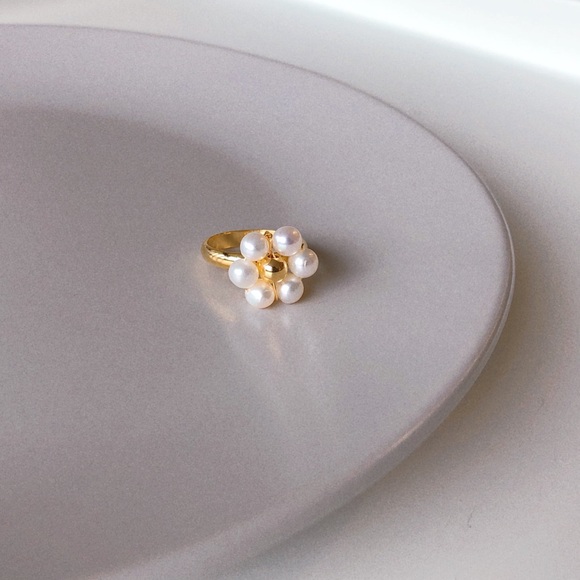 Size 6 Pearl Daisy Ring - Picture 7 of 7